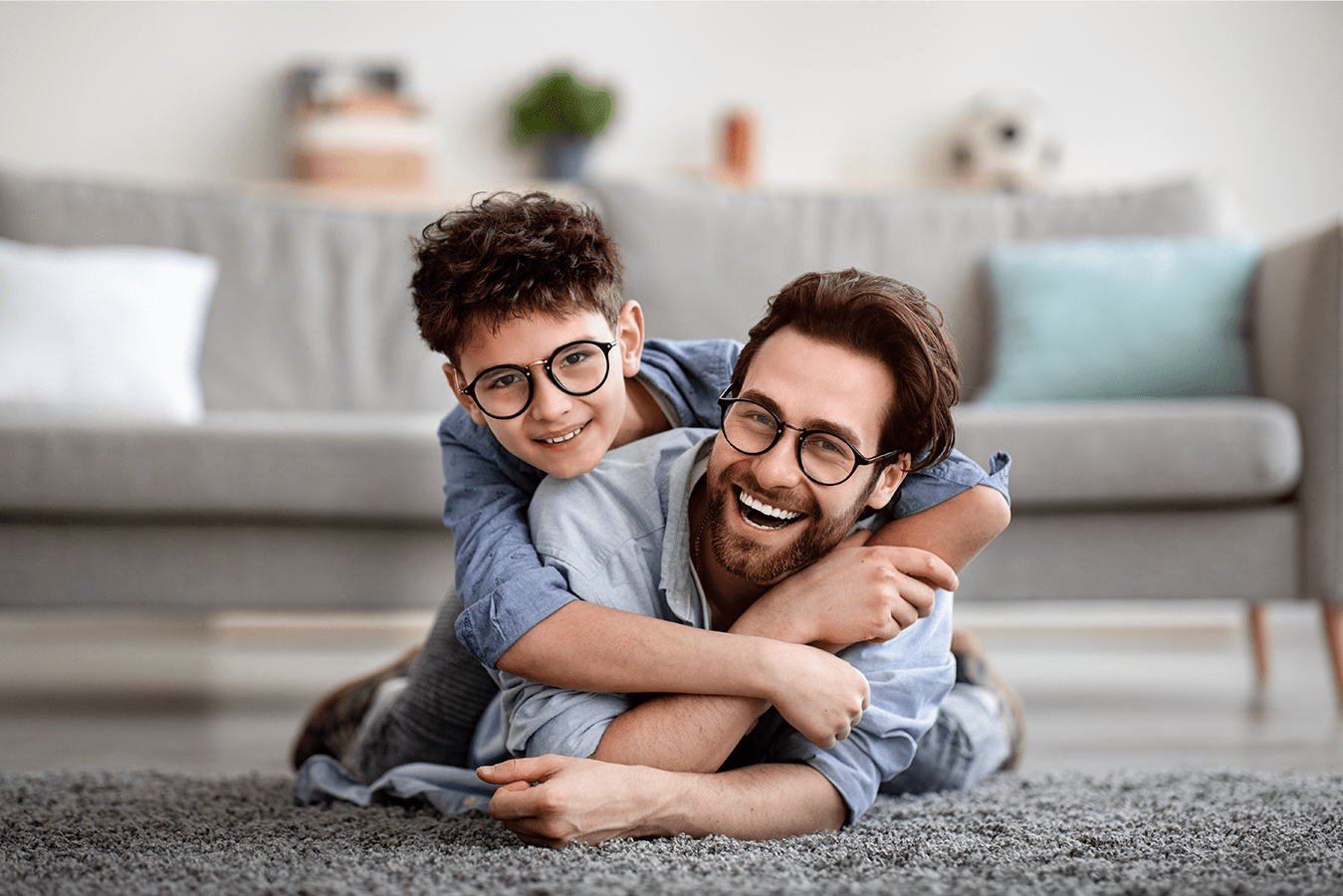 Vater und Sohn mit neuer Brille